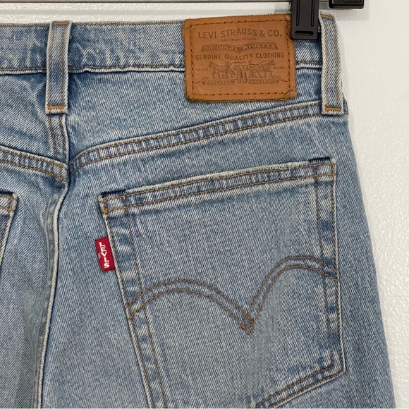 Levi's Premium Wedgie Light Wash High Rise Jeans Size 24 - Picture 10 of 11